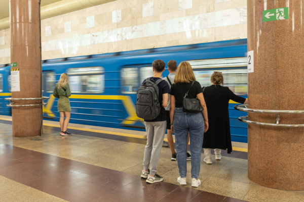 Завтра «синя» лінія метро знову запрацює у звичному режимі